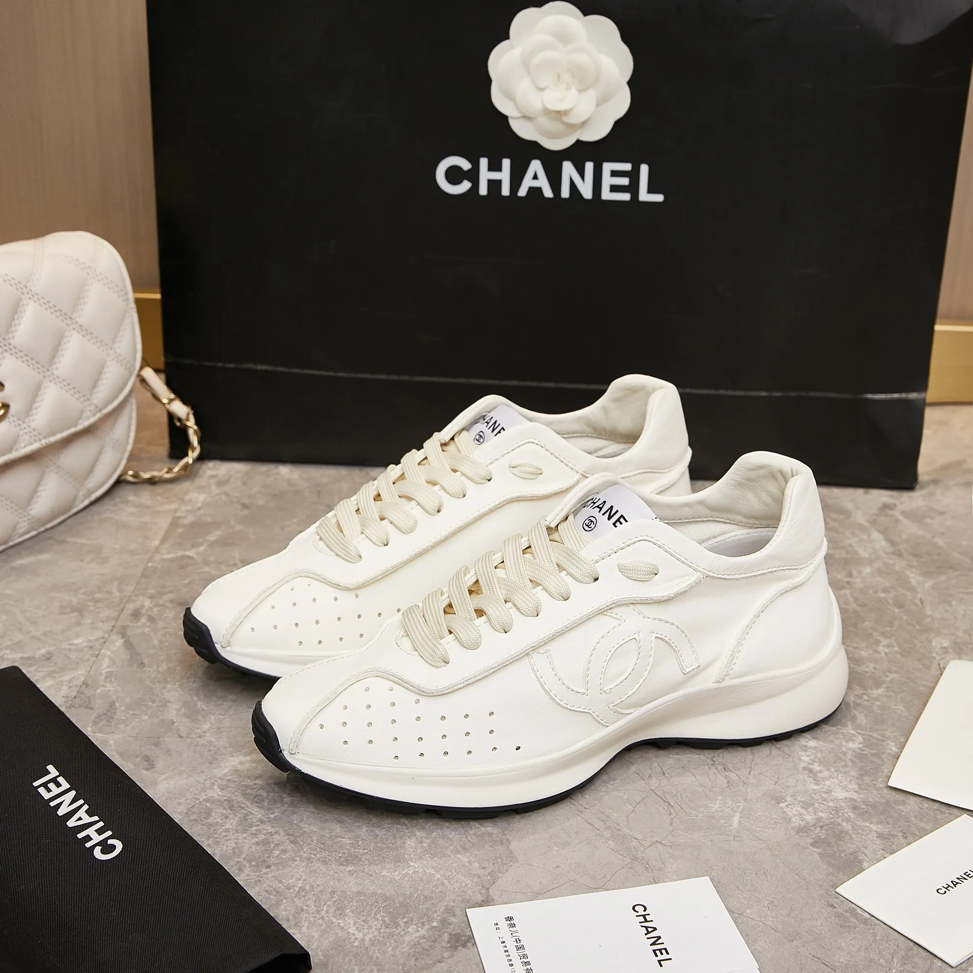 👟👟Ex-factory price 560👟👟 Chanel Grandma 2024 counter top casual sports shoes This classic design; the upper is electro-embroidered with a variety of techniques; the outsole is fashionable and sporty; it is unusual to incorporate a variety of color matching elements... The diversified mix and match is very good-looking and versatile, casual, fashionable, sports and outdoor can be taken into account... ꫛꫀꪝ Go➫ Material: ❶Upper is made of: Original imported high silk cow suede + small fragrance fabric ❷Inner lining: original imported breathable sheepskin lining ❸Outsole based on: original TPU combination outsole Special counter boutique packaging complete set for women 35–41